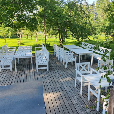 Tanssilava kartanon puutarhassa Tanssilava kartanon puutarhassa