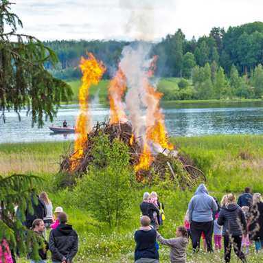 Juhannuskokko Knuutilan rannassa